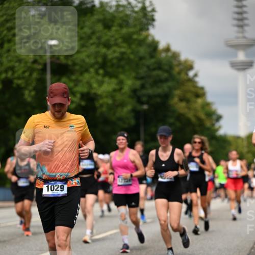 29.06.2025 - hella hamburg halbmarathon Dr. Thomas Lammeyer http://msf.ph/oto/8505876 29.06.2025 10:27:28 Kennedybrücke 1029, 1187, 1362, 1372, 1853, 2022, 2294, 2925, 3013, 3029, 4728, 4793, 5223, 5343, 5629, 5798, 6578, 6784, 6785, 7266, 7919, 8355, 8687, 8688, 8715, 9133, 9301, 9512, 9913, 10088 meine-sportfotos.de