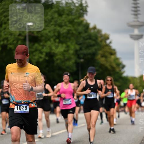 29.06.2025 - hella hamburg halbmarathon Dr. Thomas Lammeyer http://msf.ph/oto/8505885 29.06.2025 10:27:28 Kennedybrücke 1029, 1187, 1362, 1372, 1853, 2022, 2294, 2925, 3013, 3029, 4728, 4793, 5223, 5343, 5629, 5798, 6578, 6784, 6785, 7266, 7919, 8355, 8687, 8688, 8715, 9133, 9301, 9512, 9913, 10088 meine-sportfotos.de