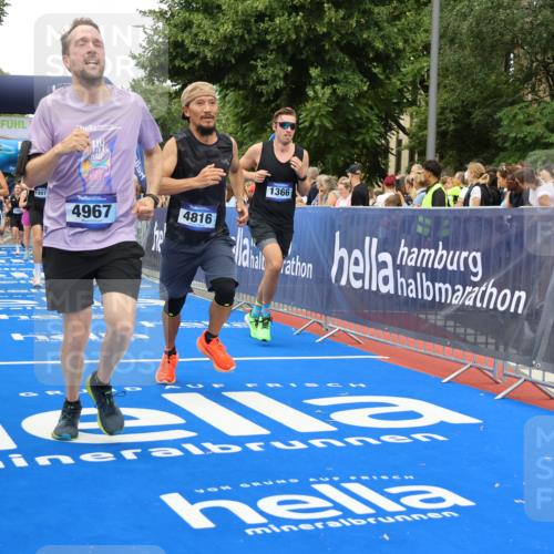 29.06.2025 - hella hamburg halbmarathon Strokosch-Dieckow http://msf.ph/oto/8505982 29.06.2025 10:51:07 Ziel 1366, 1630, 4077, 4404, 4816, 4967, 5600, 6027, 8117, 8261, 8508, 8704, 10508, 10603, 10868, 11512, 11625, 11733, 13008, 13073, 14125, 15480, 17221, 17384, 17530, 17823, 18066 meine-sportfotos.de