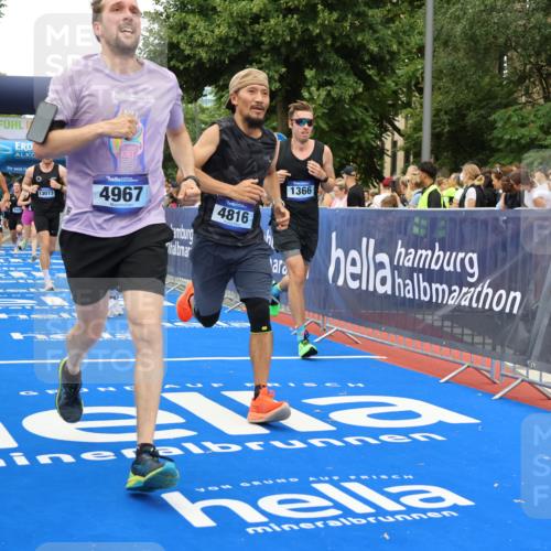 29.06.2025 - hella hamburg halbmarathon Strokosch-Dieckow http://msf.ph/oto/8506023 29.06.2025 10:51:08 Ziel 1366, 1461, 1630, 4077, 4404, 4816, 4967, 5600, 6027, 8117, 8261, 8508, 8704, 8930, 9476, 10508, 10603, 10868, 11512, 11625, 11733, 13008, 13073, 15480, 17384, 17530, 17823, 18066 meine-sportfotos.de