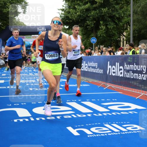 29.06.2025 - hella hamburg halbmarathon Strokosch-Dieckow http://msf.ph/oto/8506052 29.06.2025 10:51:04 Ziel 1366, 1630, 2207, 4077, 4816, 4967, 6027, 8117, 8261, 8508, 8704, 10215, 10508, 10603, 10868, 11733, 12778, 13008, 13073, 14125, 15480, 16285, 17221, 17384, 17530, 17823, 18066, 18350 meine-sportfotos.de