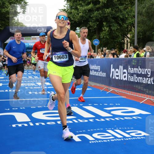 29.06.2025 - hella hamburg halbmarathon Strokosch-Dieckow http://msf.ph/oto/8506080 29.06.2025 10:51:04 Ziel 1366, 1630, 2207, 4077, 4816, 4967, 6027, 8117, 8261, 8508, 8704, 10215, 10508, 10603, 10868, 11733, 12778, 13008, 13073, 14125, 15480, 16285, 17221, 17384, 17530, 17823, 18066, 18350 meine-sportfotos.de