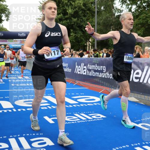 29.06.2025 - hella hamburg halbmarathon Strokosch-Dieckow http://msf.ph/oto/8506189 29.06.2025 10:51:02 Ziel 1366, 1630, 2207, 4077, 4816, 4967, 7369, 8117, 8261, 8508, 8572, 8704, 10215, 10508, 10603, 11733, 12778, 13008, 13073, 13687, 14125, 15362, 16285, 17221, 17384, 17823, 18066, 18350 meine-sportfotos.de