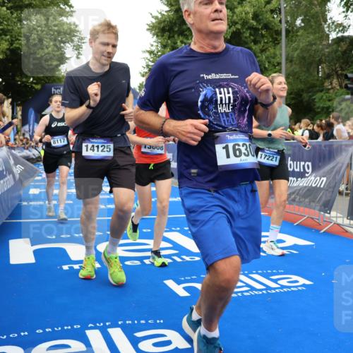 29.06.2025 - hella hamburg halbmarathon Strokosch-Dieckow http://msf.ph/oto/8506197 29.06.2025 10:51:01 Ziel 1366, 1630, 2207, 4077, 4816, 4967, 7369, 8117, 8261, 8508, 8572, 8704, 10215, 10508, 10603, 11551, 12778, 13008, 13687, 14125, 15362, 16285, 17221, 17384, 17823, 18066, 18350 meine-sportfotos.de