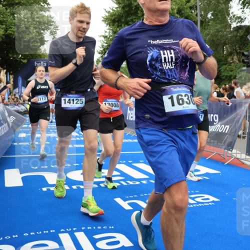 29.06.2025 - hella hamburg halbmarathon Strokosch-Dieckow http://msf.ph/oto/8506207 29.06.2025 10:51:01 Ziel 1366, 1630, 2207, 4077, 4816, 4967, 7369, 8117, 8261, 8508, 8572, 8704, 10215, 10508, 10603, 11551, 12778, 13008, 13687, 14125, 15362, 16285, 17221, 17384, 17823, 18066, 18350 meine-sportfotos.de