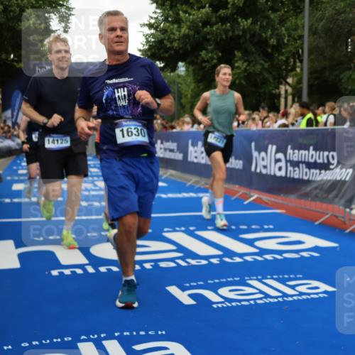 29.06.2025 - hella hamburg halbmarathon Strokosch-Dieckow http://msf.ph/oto/8506254 29.06.2025 10:51:01 Ziel 1366, 1630, 2207, 4077, 4816, 4967, 7369, 8117, 8261, 8508, 8572, 8704, 10215, 10508, 10603, 11551, 12778, 13008, 13687, 14125, 15362, 16285, 17221, 17384, 17823, 18066, 18350 meine-sportfotos.de