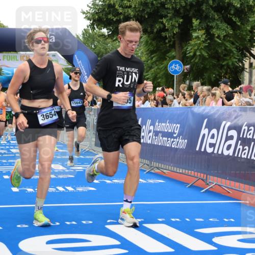 29.06.2025 - hella hamburg halbmarathon Strokosch-Dieckow http://msf.ph/oto/8506352 29.06.2025 10:50:54 Ziel 1466, 1630, 2207, 3654, 3947, 4839, 5018, 7052, 7369, 8117, 8205, 8572, 10215, 10750, 11551, 12778, 13008, 13687, 14125, 15362, 15395, 15643, 16285, 17221, 18182, 18350 meine-sportfotos.de