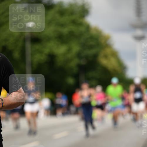 29.06.2025 - hella hamburg halbmarathon Dr. Thomas Lammeyer http://msf.ph/oto/8506449 29.06.2025 10:27:46 Kennedybrücke 1003, 1048, 1187, 1362, 1382, 2125, 2925, 3013, 3457, 4728, 5343, 7021, 7029, 7820, 8181, 8687, 8688, 8716, 9133, 9877, 9913 meine-sportfotos.de