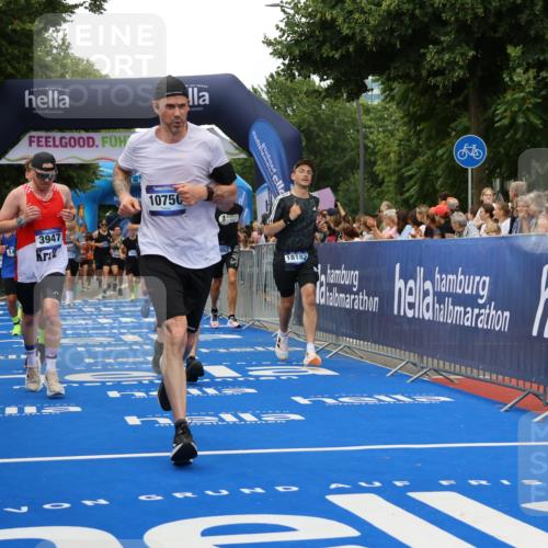 29.06.2025 - hella hamburg halbmarathon Strokosch-Dieckow http://msf.ph/oto/8506563 29.06.2025 10:50:49 Ziel 1466, 2234, 2788, 3654, 3947, 4839, 5018, 5115, 7052, 7369, 8205, 8572, 8657, 10750, 11551, 13687, 15362, 15395, 15426, 15643, 15720, 17129, 17908, 18182, 18229, 18370 meine-sportfotos.de
