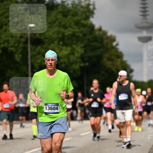29.06.2025 - hella hamburg halbmarathon Dr. Thomas Lammeyer http://msf.ph/oto/8506571 29.06.2025 10:27:53 Kennedybrücke 1003, 1048, 1382, 2125, 2925, 3285, 3457, 4464, 4684, 5343, 5406, 6502, 7021, 7029, 7820, 8181, 8716, 9877, 10649 meine-sportfotos.de