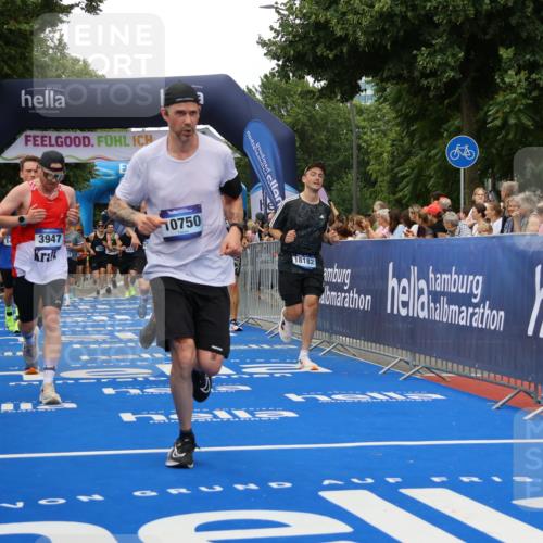 29.06.2025 - hella hamburg halbmarathon Strokosch-Dieckow http://msf.ph/oto/8506579 29.06.2025 10:50:49 Ziel 1466, 2234, 2788, 3654, 3947, 4839, 5018, 5115, 7052, 7369, 8205, 8572, 8657, 10750, 11551, 13687, 15362, 15395, 15426, 15643, 15720, 17129, 17908, 18182, 18229, 18370 meine-sportfotos.de