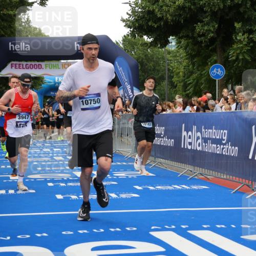 29.06.2025 - hella hamburg halbmarathon Strokosch-Dieckow http://msf.ph/oto/8506590 29.06.2025 10:50:49 Ziel 1466, 2234, 2788, 3654, 3947, 4839, 5018, 5115, 7052, 7369, 8205, 8572, 8657, 10750, 11551, 13687, 15362, 15395, 15426, 15643, 15720, 17129, 17908, 18182, 18229, 18370 meine-sportfotos.de