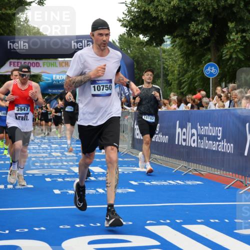 29.06.2025 - hella hamburg halbmarathon Strokosch-Dieckow http://msf.ph/oto/8506614 29.06.2025 10:50:49 Ziel 1466, 2234, 2788, 3654, 3947, 4839, 5018, 5115, 7052, 7369, 8205, 8572, 8657, 10750, 11551, 13687, 15362, 15395, 15426, 15643, 15720, 17129, 17908, 18182, 18229, 18370 meine-sportfotos.de