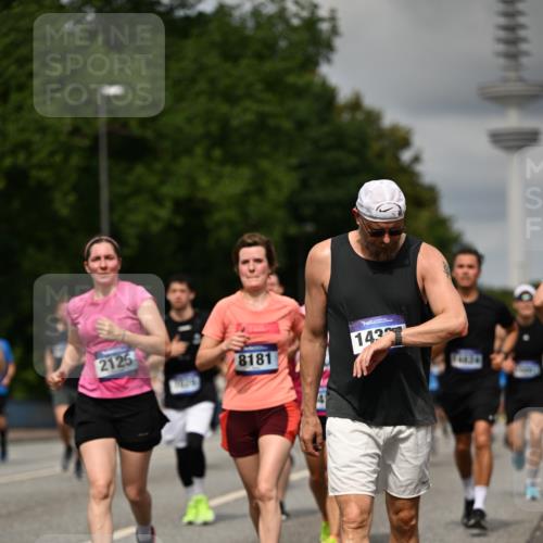 29.06.2025 - hella hamburg halbmarathon Dr. Thomas Lammeyer http://msf.ph/oto/8506716 29.06.2025 10:27:59 Kennedybrücke 1003, 1048, 1382, 2125, 3034, 3285, 3457, 4464, 4684, 5406, 6502, 7021, 7029, 7820, 8181, 8716, 9217, 9877, 10649 meine-sportfotos.de