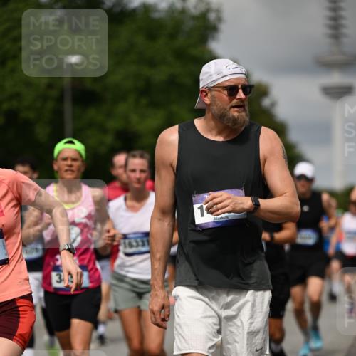 29.06.2025 - hella hamburg halbmarathon Dr. Thomas Lammeyer http://msf.ph/oto/8506775 29.06.2025 10:28:01 Kennedybrücke 1003, 1048, 1382, 2125, 3034, 3285, 3457, 4464, 4684, 5406, 6502, 7021, 7029, 7820, 8181, 8716, 9217, 9877, 10649 meine-sportfotos.de