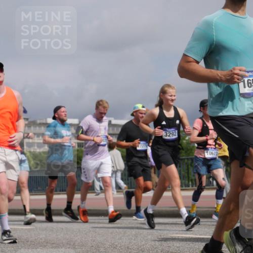 29.06.2025 - hella hamburg halbmarathon Luisa Fischer http://msf.ph/oto/8506990 29.06.2025 10:20:50 Kennedybrücke 120, 3292, 10677, 16576, 17761, 1015, 1274, 1458, 1622, 1749, 2094, 2931, 3138, 3292, 4218, 5004, 7258, 8607, 10509, 10677 meine-sportfotos.de