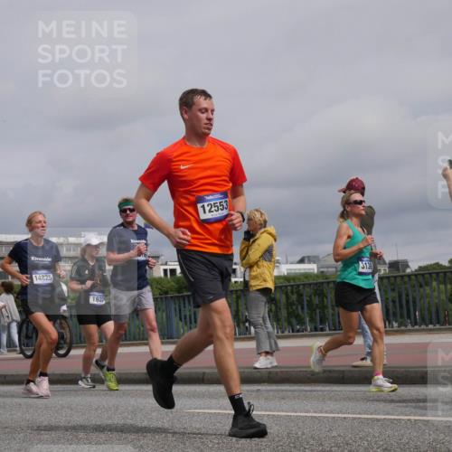 29.06.2025 - hella hamburg halbmarathon Luisa Fischer http://msf.ph/oto/8507018 29.06.2025 10:20:53 Kennedybrücke 14825, 1622, 12553, 3138, 1015, 1274, 1458, 1554, 1622, 1749, 2094, 2931, 3138, 3292, 5002, 5004, 8144, 8607, 9798, 10509, 10677 meine-sportfotos.de