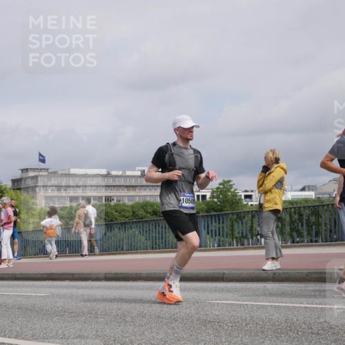29.06.2025 - hella hamburg halbmarathon Luisa Fischer http://msf.ph/oto/8507022 29.06.2025 10:20:54 Kennedybrücke 10509, 14825, 162, 1015, 1274, 1458, 1554, 1622, 2094, 2931, 3138, 5002, 5004, 5294, 8144, 8607, 9798, 10509, 10677 meine-sportfotos.de