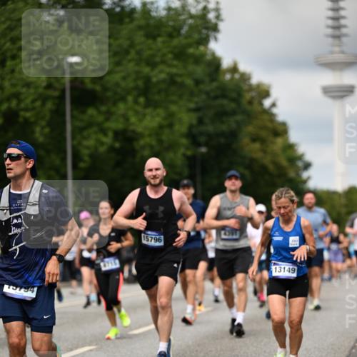 29.06.2025 - hella hamburg halbmarathon Dr. Thomas Lammeyer http://msf.ph/oto/8507198 29.06.2025 10:28:20 Kennedybrücke 1005, 1009, 1304, 1444, 2108, 2489, 2766, 3034, 3185, 3285, 3579, 4122, 4391, 4597, 4684, 4993, 5055, 5160, 5406, 5661, 6502, 7013, 8031, 8149, 8297, 8676, 8717, 9217, 9603, 9715, 11300, 11415 meine-sportfotos.de