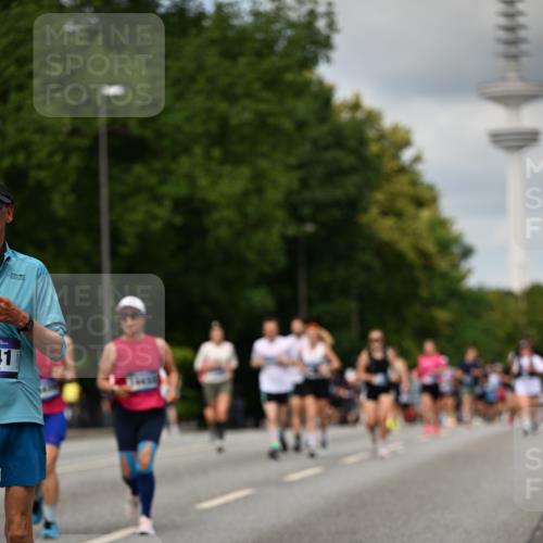 29.06.2025 - hella hamburg halbmarathon Dr. Thomas Lammeyer http://msf.ph/oto/8507542 29.06.2025 10:28:40 Kennedybrücke 1005, 1009, 1304, 1545, 2766, 3579, 4122, 4162, 4646, 4993, 5039, 5055, 5160, 5258, 5260, 5954, 7426, 7920, 8141, 8187, 8297, 8676, 8717, 8918, 8920, 9603, 11300, 11415 meine-sportfotos.de