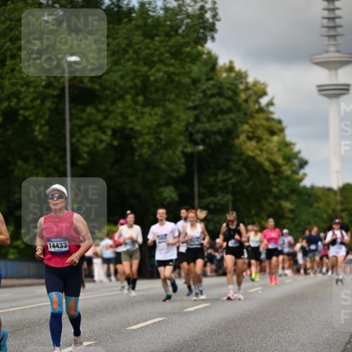 29.06.2025 - hella hamburg halbmarathon Dr. Thomas Lammeyer http://msf.ph/oto/8507562 29.06.2025 10:28:41 Kennedybrücke 1009, 1304, 1545, 2766, 3579, 4162, 4646, 4993, 5039, 5055, 5160, 5258, 5260, 5954, 7426, 7920, 8141, 8187, 8297, 8676, 8717, 8918, 8920, 9603, 11300, 11415 meine-sportfotos.de