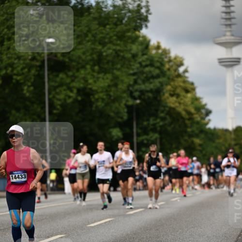 29.06.2025 - hella hamburg halbmarathon Dr. Thomas Lammeyer http://msf.ph/oto/8507573 29.06.2025 10:28:41 Kennedybrücke 1009, 1304, 1545, 2766, 3579, 4162, 4646, 4993, 5039, 5055, 5160, 5258, 5260, 5954, 7426, 7920, 8141, 8187, 8297, 8676, 8717, 8918, 8920, 9603, 11300, 11415 meine-sportfotos.de