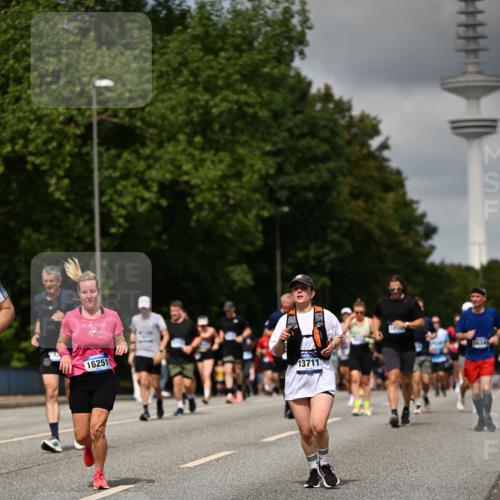 29.06.2025 - hella hamburg halbmarathon Dr. Thomas Lammeyer http://msf.ph/oto/8507712 29.06.2025 10:28:50 Kennedybrücke 1389, 1545, 2944, 4162, 4646, 4719, 4993, 5039, 5258, 5260, 5358, 5954, 7426, 7920, 8141, 8167, 8187, 8297, 8918, 8920, 10907, 11044 meine-sportfotos.de