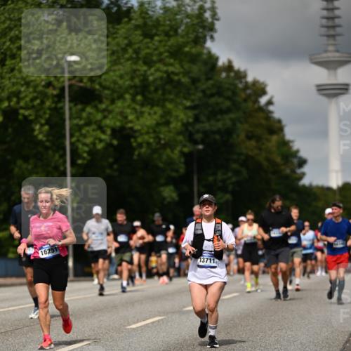 29.06.2025 - hella hamburg halbmarathon Dr. Thomas Lammeyer http://msf.ph/oto/8507716 29.06.2025 10:28:50 Kennedybrücke 1389, 1545, 2944, 4162, 4646, 4719, 4993, 5039, 5258, 5260, 5358, 5954, 7426, 7920, 8141, 8167, 8187, 8297, 8918, 8920, 10907, 11044 meine-sportfotos.de