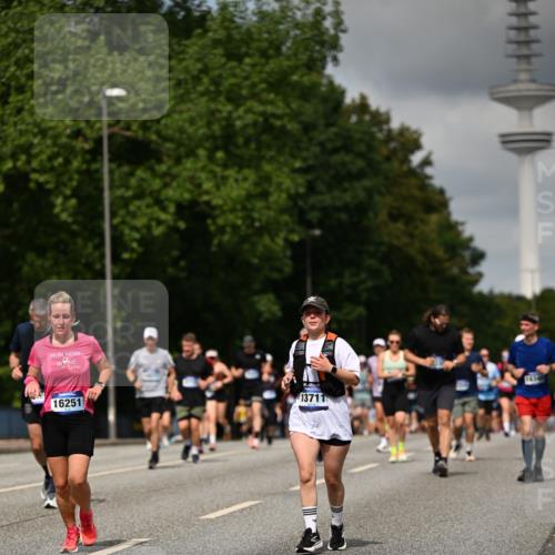29.06.2025 - hella hamburg halbmarathon Dr. Thomas Lammeyer http://msf.ph/oto/8507720 29.06.2025 10:28:50 Kennedybrücke 1389, 1545, 2944, 4162, 4646, 4719, 4993, 5039, 5258, 5260, 5358, 5954, 7426, 7920, 8141, 8167, 8187, 8297, 8918, 8920, 10907, 11044 meine-sportfotos.de