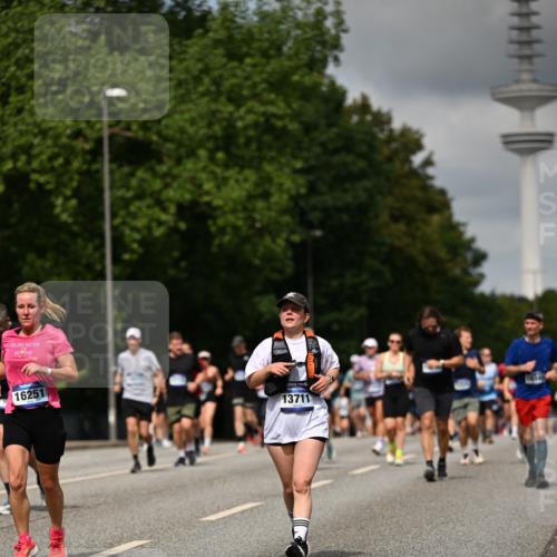29.06.2025 - hella hamburg halbmarathon Dr. Thomas Lammeyer http://msf.ph/oto/8507729 29.06.2025 10:28:51 Kennedybrücke 1389, 1545, 2944, 3421, 4162, 4646, 4719, 5039, 5258, 5260, 5358, 5954, 7426, 7920, 8141, 8167, 8187, 8918, 8920, 10907, 11044 meine-sportfotos.de