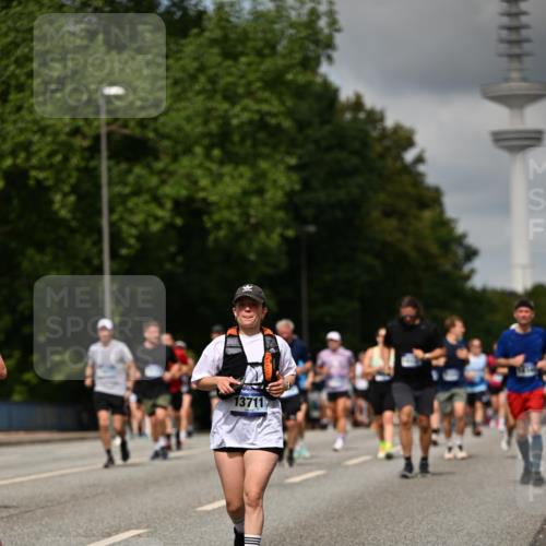 29.06.2025 - hella hamburg halbmarathon Dr. Thomas Lammeyer http://msf.ph/oto/8507741 29.06.2025 10:28:52 Kennedybrücke 1389, 1545, 2944, 3421, 4162, 4646, 4719, 5039, 5258, 5260, 5358, 5954, 6524, 6526, 7426, 7920, 7975, 8141, 8167, 8187, 8918, 8920, 10907, 11044 meine-sportfotos.de