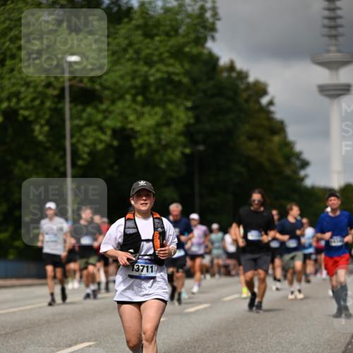 29.06.2025 - hella hamburg halbmarathon Dr. Thomas Lammeyer http://msf.ph/oto/8507754 29.06.2025 10:28:52 Kennedybrücke 1389, 1545, 2944, 3421, 4162, 4646, 4719, 5039, 5258, 5260, 5358, 5954, 6524, 6526, 7426, 7920, 7975, 8141, 8167, 8187, 8918, 8920, 10907, 11044 meine-sportfotos.de