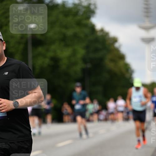 29.06.2025 - hella hamburg halbmarathon Dr. Thomas Lammeyer http://msf.ph/oto/8508115 29.06.2025 10:29:13 Kennedybrücke 1352, 1389, 1395, 2132, 2249, 2280, 2477, 2944, 3343, 3421, 3786, 4221, 4624, 4719, 5138, 5358, 5829, 5830, 6261, 6524, 6526, 7528, 7975, 8167, 8502, 9063, 10907, 11044, 11306, 11347 meine-sportfotos.de