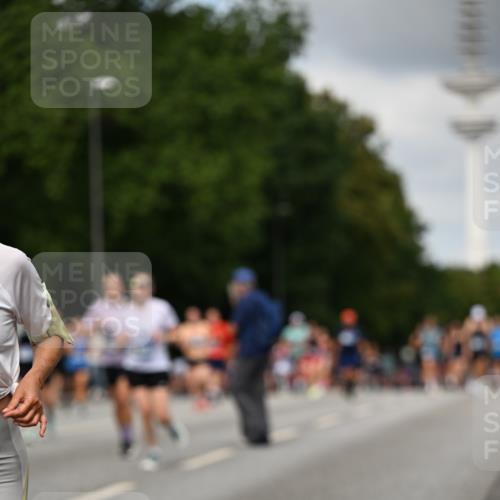 29.06.2025 - hella hamburg halbmarathon Dr. Thomas Lammeyer http://msf.ph/oto/8508281 29.06.2025 10:29:24 Kennedybrücke 1352, 1395, 2132, 2249, 2280, 2477, 3132, 3343, 3786, 4008, 4010, 4111, 4221, 4624, 5138, 5829, 5830, 6261, 7528, 8083, 8502, 9063, 9927, 11306, 11347 meine-sportfotos.de