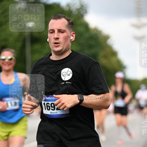 29.06.2025 - hella hamburg halbmarathon Dr. Thomas Lammeyer http://msf.ph/oto/8508535 29.06.2025 10:29:48 Kennedybrücke 1627, 1740, 2000, 3053, 3099, 3113, 3132, 3920, 4008, 4010, 4111, 4444, 4797, 5814, 6869, 7778, 8083, 8276, 8357, 8962, 9927, 11157, 11400 meine-sportfotos.de