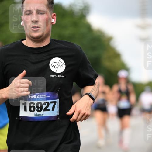 29.06.2025 - hella hamburg halbmarathon Dr. Thomas Lammeyer http://msf.ph/oto/8508537 29.06.2025 10:29:48 Kennedybrücke 1627, 1740, 2000, 3053, 3099, 3113, 3132, 3920, 4008, 4010, 4111, 4444, 4797, 5814, 6869, 7778, 8083, 8276, 8357, 8962, 9927, 11157, 11400 meine-sportfotos.de
