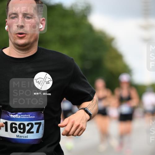 29.06.2025 - hella hamburg halbmarathon Dr. Thomas Lammeyer http://msf.ph/oto/8508538 29.06.2025 10:29:49 Kennedybrücke 1627, 1740, 2000, 3053, 3099, 3113, 3920, 4008, 4010, 4111, 4444, 4797, 5814, 6869, 7778, 8083, 8276, 8357, 8962, 9927, 11157, 11400 meine-sportfotos.de