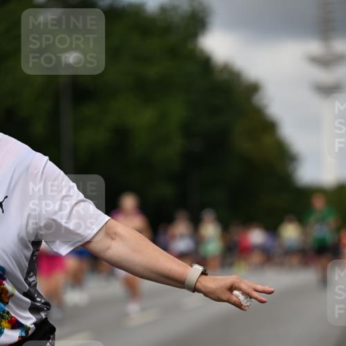 29.06.2025 - hella hamburg halbmarathon Dr. Thomas Lammeyer http://msf.ph/oto/8508655 29.06.2025 10:29:58 Kennedybrücke 1093, 1305, 1627, 1740, 2000, 2278, 3053, 3099, 3113, 3920, 3961, 3963, 4444, 5814, 6663, 6869, 7778, 8357, 11157, 11400 meine-sportfotos.de
