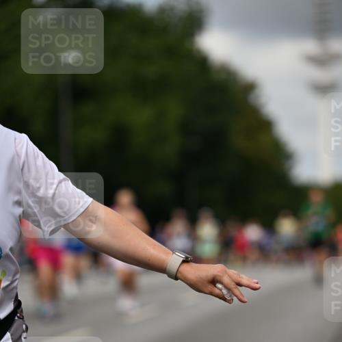 29.06.2025 - hella hamburg halbmarathon Dr. Thomas Lammeyer http://msf.ph/oto/8508657 29.06.2025 10:29:58 Kennedybrücke 1093, 1305, 1627, 1740, 2000, 2278, 3053, 3099, 3113, 3920, 3961, 3963, 4444, 5814, 6663, 6869, 7778, 8357, 11157, 11400 meine-sportfotos.de