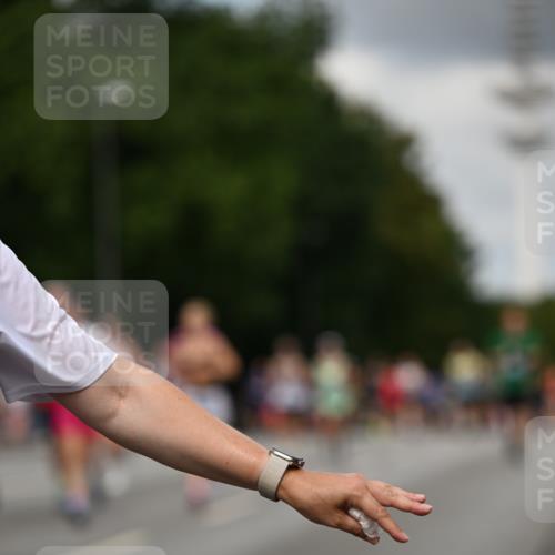 29.06.2025 - hella hamburg halbmarathon Dr. Thomas Lammeyer http://msf.ph/oto/8508659 29.06.2025 10:29:58 Kennedybrücke 1093, 1305, 1627, 1740, 2000, 2278, 3053, 3099, 3113, 3920, 3961, 3963, 4444, 5814, 6663, 6869, 7778, 8357, 11157, 11400 meine-sportfotos.de