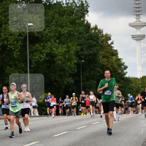 29.06.2025 - hella hamburg halbmarathon Dr. Thomas Lammeyer http://msf.ph/oto/8508723 29.06.2025 10:30:04 Kennedybrücke 1093, 1305, 1627, 1740, 2000, 2278, 3053, 3920, 3961, 3963, 4444, 5028, 6663, 6869, 8357, 9186, 11157, 11400 meine-sportfotos.de