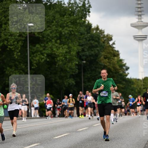 29.06.2025 - hella hamburg halbmarathon Dr. Thomas Lammeyer http://msf.ph/oto/8508734 29.06.2025 10:30:05 Kennedybrücke 1093, 1305, 1627, 1740, 2000, 2278, 3053, 3920, 3961, 3963, 4378, 4444, 5028, 6663, 6869, 8357, 9186, 11157, 11400 meine-sportfotos.de