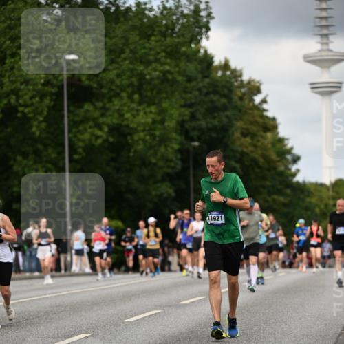29.06.2025 - hella hamburg halbmarathon Dr. Thomas Lammeyer http://msf.ph/oto/8508746 29.06.2025 10:30:06 Kennedybrücke 1093, 1305, 1627, 1740, 2000, 2278, 3053, 3765, 3920, 3961, 3963, 4378, 4444, 5028, 6663, 6869, 8357, 9186, 11157, 11400 meine-sportfotos.de
