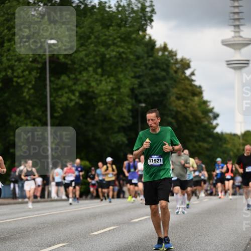29.06.2025 - hella hamburg halbmarathon Dr. Thomas Lammeyer http://msf.ph/oto/8508749 29.06.2025 10:30:06 Kennedybrücke 1093, 1305, 1627, 1740, 2000, 2278, 3053, 3765, 3920, 3961, 3963, 4378, 4444, 5028, 6663, 6869, 8357, 9186, 11157, 11400 meine-sportfotos.de