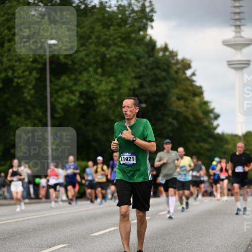 29.06.2025 - hella hamburg halbmarathon Dr. Thomas Lammeyer http://msf.ph/oto/8508761 29.06.2025 10:30:07 Kennedybrücke 1093, 1305, 1627, 1740, 2278, 3053, 3765, 3920, 3961, 3963, 4378, 5028, 6663, 6869, 8357, 9186, 11157, 11400 meine-sportfotos.de