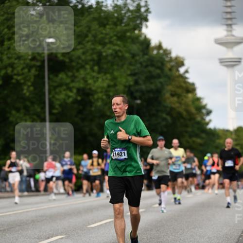 29.06.2025 - hella hamburg halbmarathon Dr. Thomas Lammeyer http://msf.ph/oto/8508763 29.06.2025 10:30:07 Kennedybrücke 1093, 1305, 1627, 1740, 2278, 3053, 3765, 3920, 3961, 3963, 4378, 5028, 6663, 6869, 8357, 9186, 11157, 11400 meine-sportfotos.de