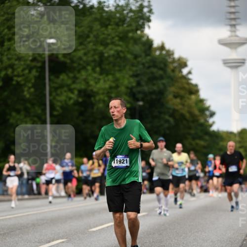 29.06.2025 - hella hamburg halbmarathon Dr. Thomas Lammeyer http://msf.ph/oto/8508765 29.06.2025 10:30:07 Kennedybrücke 1093, 1305, 1627, 1740, 2278, 3053, 3765, 3920, 3961, 3963, 4378, 5028, 6663, 6869, 8357, 9186, 11157, 11400 meine-sportfotos.de