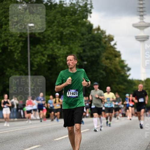 29.06.2025 - hella hamburg halbmarathon Dr. Thomas Lammeyer http://msf.ph/oto/8508766 29.06.2025 10:30:07 Kennedybrücke 1093, 1305, 1627, 1740, 2278, 3053, 3765, 3920, 3961, 3963, 4378, 5028, 6663, 6869, 8357, 9186, 11157, 11400 meine-sportfotos.de