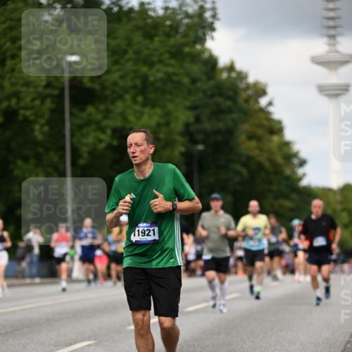 29.06.2025 - hella hamburg halbmarathon Dr. Thomas Lammeyer http://msf.ph/oto/8508767 29.06.2025 10:30:08 Kennedybrücke 1093, 1305, 1627, 1740, 2278, 3765, 3920, 3961, 3963, 4378, 5028, 6663, 6869, 8357, 9186, 11157, 11400 meine-sportfotos.de