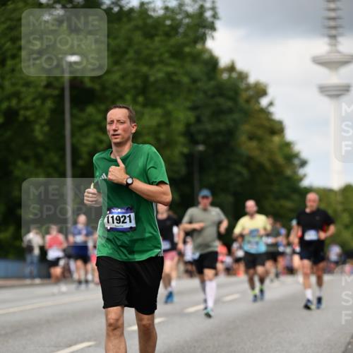 29.06.2025 - hella hamburg halbmarathon Dr. Thomas Lammeyer http://msf.ph/oto/8508776 29.06.2025 10:30:09 Kennedybrücke 1093, 1305, 1627, 1740, 2278, 3765, 3961, 3963, 4378, 5028, 6663, 6869, 8357, 9186, 11400 meine-sportfotos.de